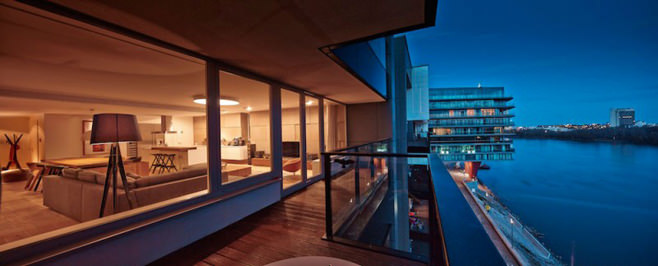 Стильный дизайн-планировка просторной квартиры с панорамными окнами на дунай