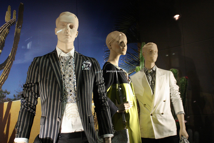 Для уверенных и целеустремлённых – обновлённый дизайн витрины лондонского бутика модной одежды etro