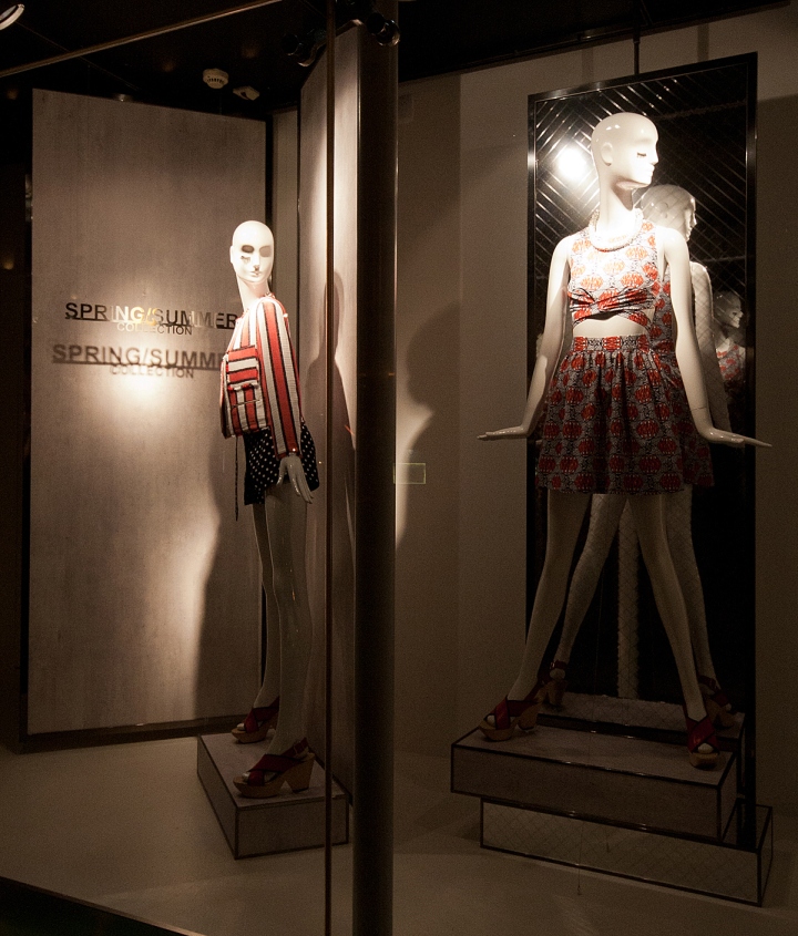 Концептуальное оформление витрин брендового магазина модной одежды zara, будапешт