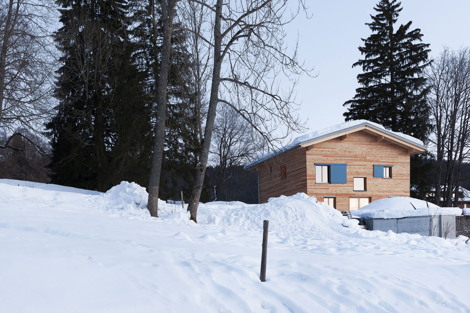 Современный и экологичный дом от kunik de morsier в л’аббеи, швейцария