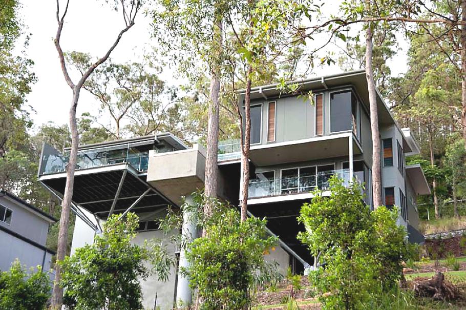 Дома на склоне холма: оригинальное поместье treetops от artas architects #038; planners, брисбен, австралия