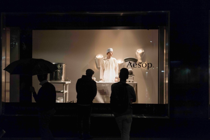 Косметический кабинет за стеклом – витрина aesop nasotheque от myer, мельбурн, австралия